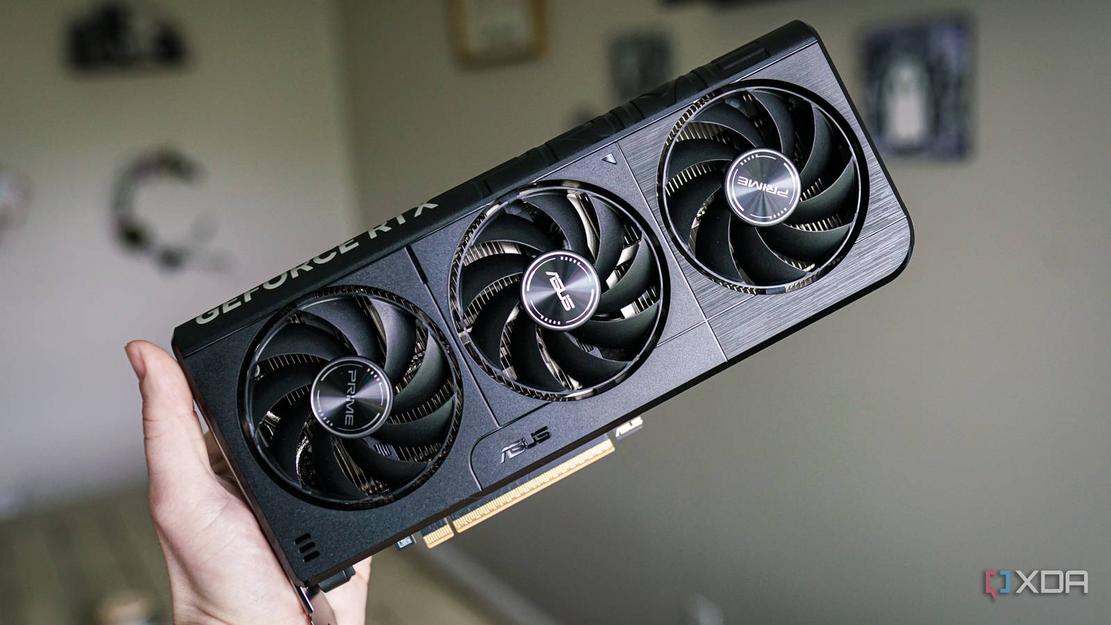 RTX 5060 en la mano